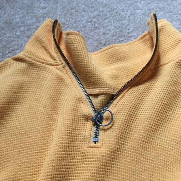 yellow hollister boyfriend tee - Picture 2 of 3